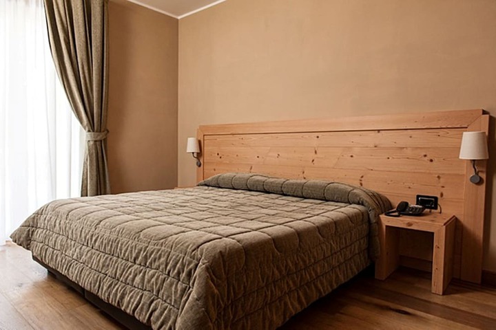 Room 10 of 24