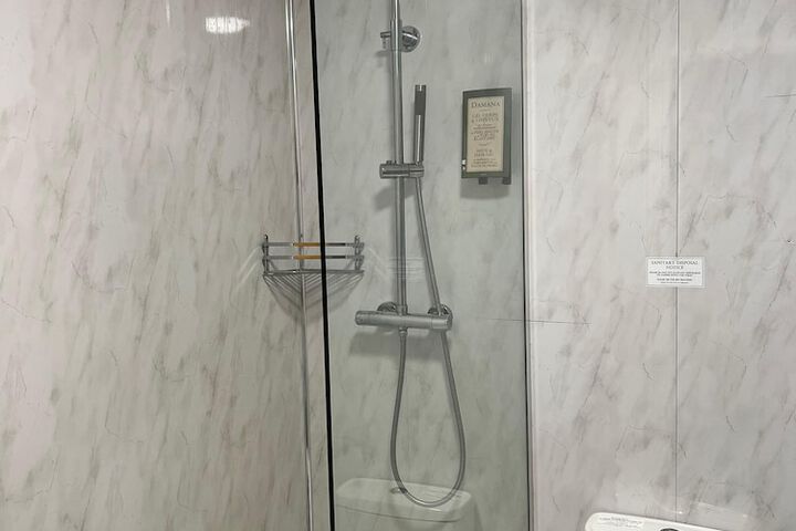 Room 6 of 9