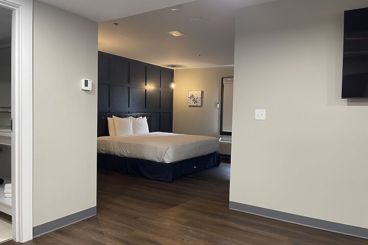 1 King Bed Deluxe Room (8 of 50)