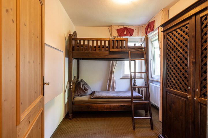 Room 7 of 100