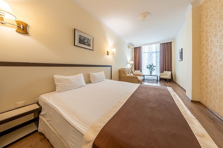 Corona Hotel & Apartments
