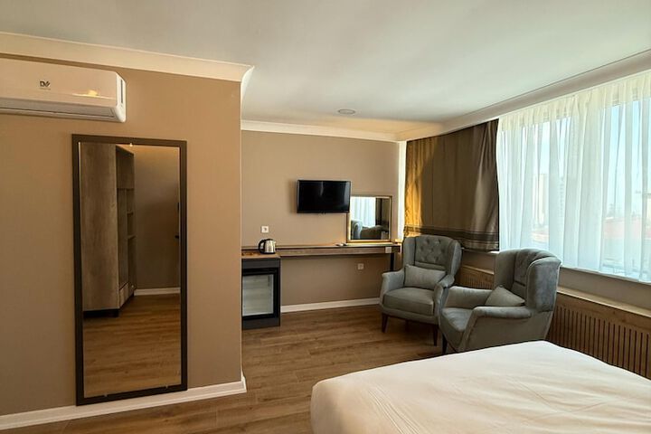 Room 6 of 42
