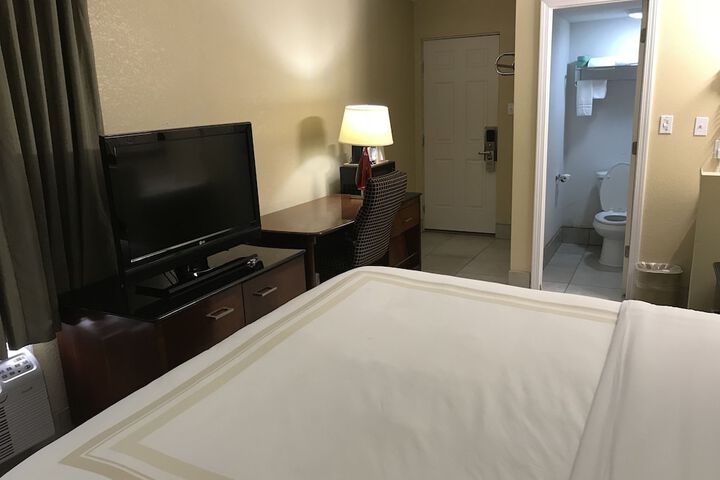 Standard Single Room 1 King Bed (8 of 17)