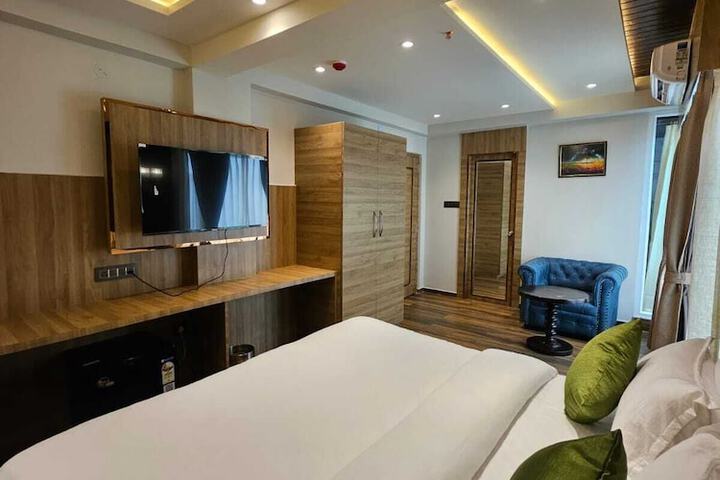 Room 4 of 7