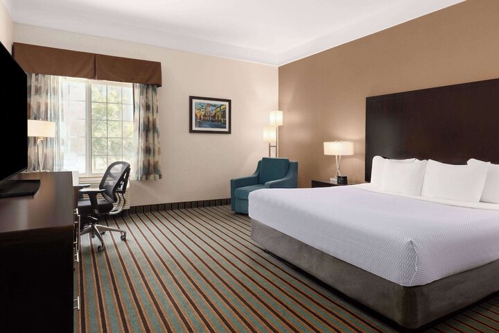 1 King Bed (6 of 9)