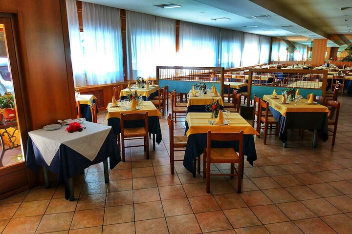 Dining 38 of 46