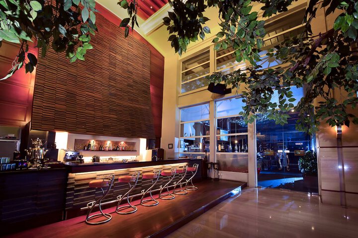 Lounge 44 of 61