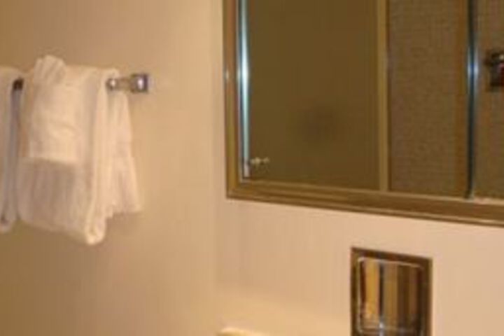 Room 33 of 171