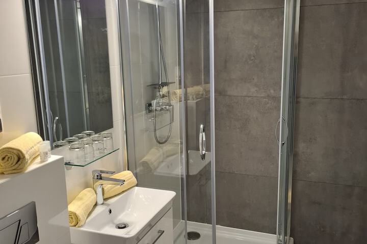 Room 10 of 28