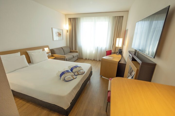 Room 4 of 68