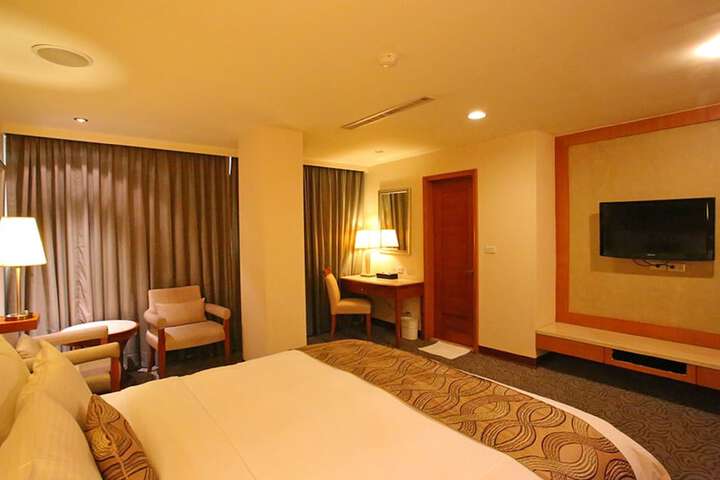 Room 11 of 38