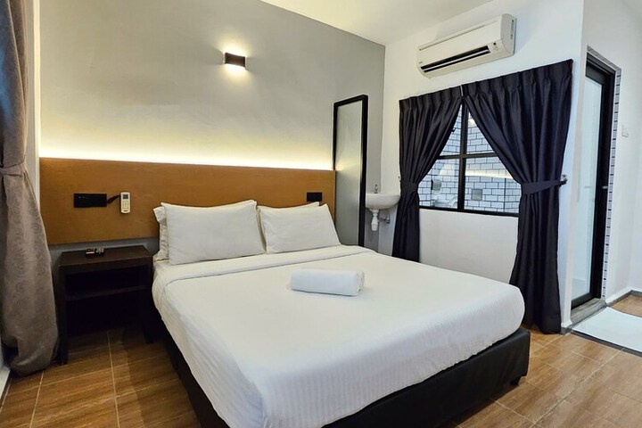 Room 21 of 102