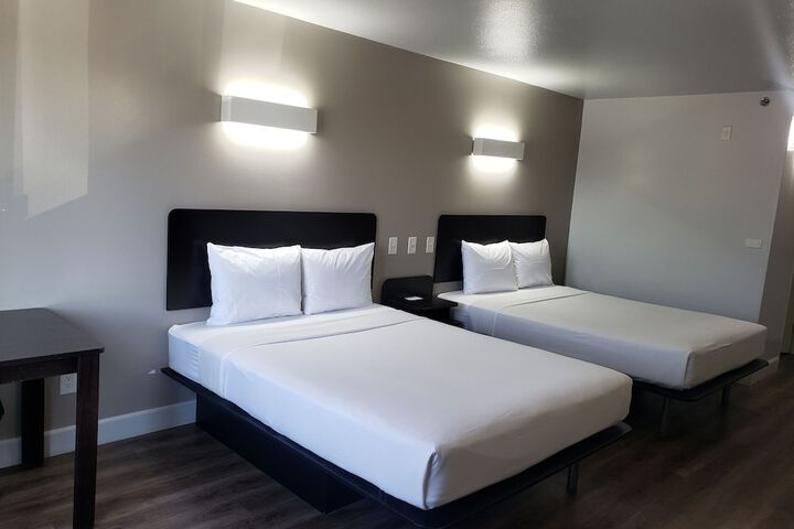 1 Queen Bed (1 of 10)