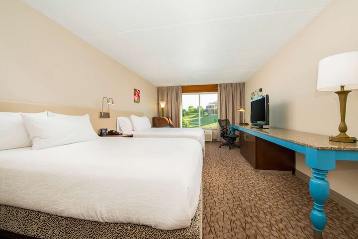 2 Queen Beds (8 of 8)