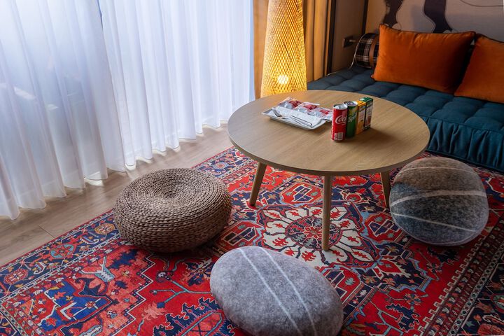 Lounge 56 of 88