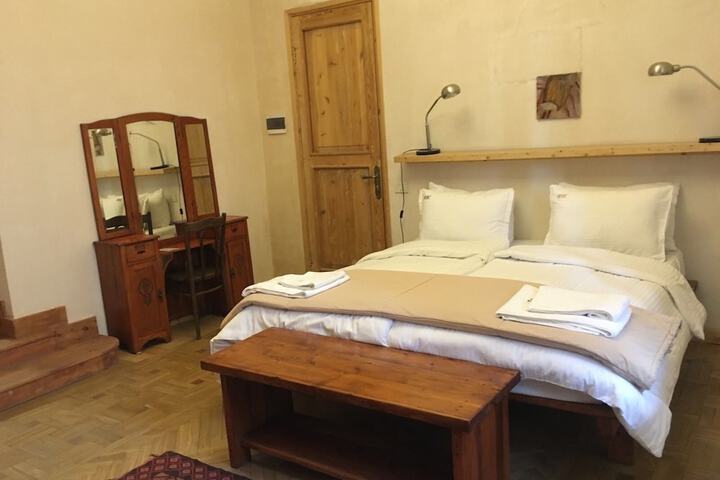 Room 6 of 12