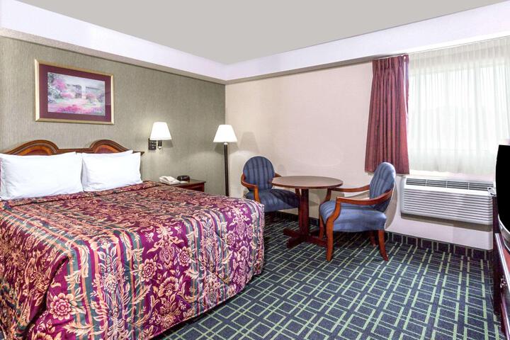 1 Queen Bed (1 of 3)