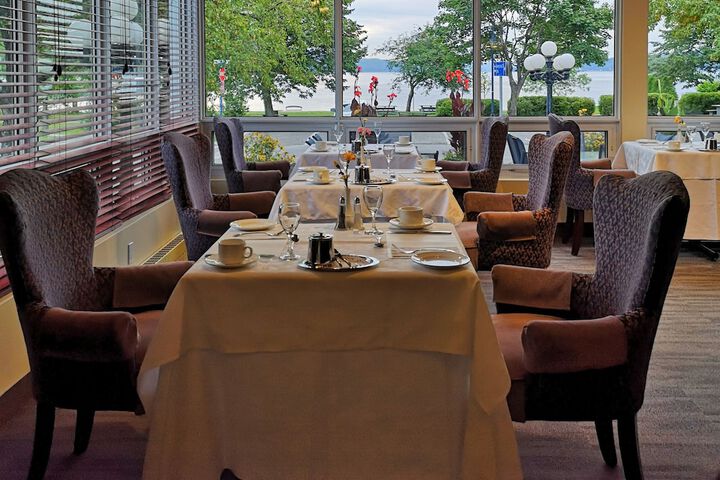 Dining 26 of 50