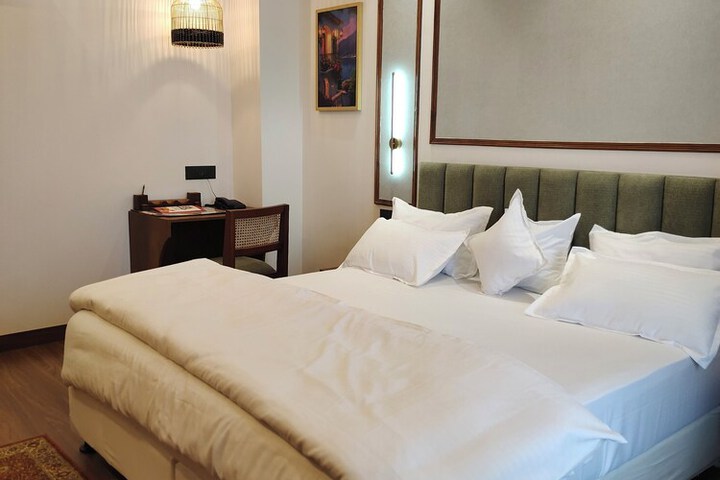 Room 6 of 30