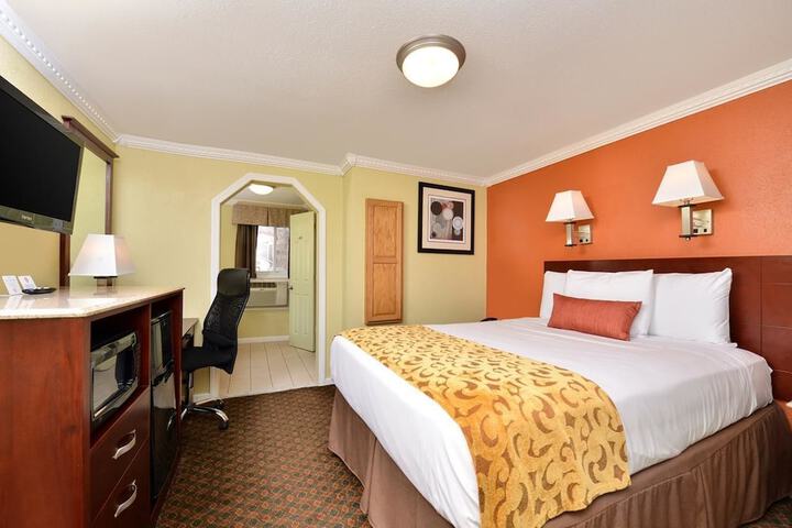 1 Queen Bed (8 of 9)