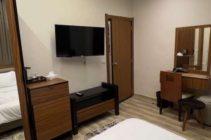 Room 11 of 43