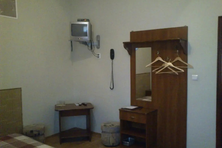 Room 5 of 8