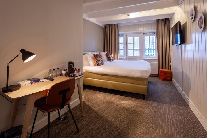 Room 42 of 144