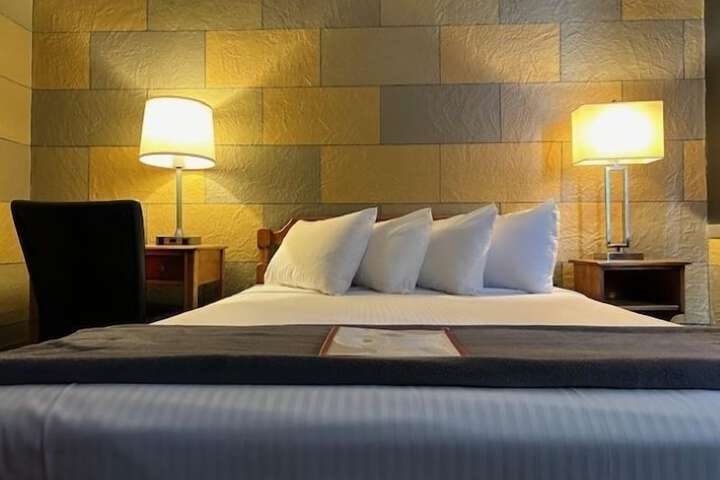Interior Economy Queen Bed Pet Friendly (32 of 47)
