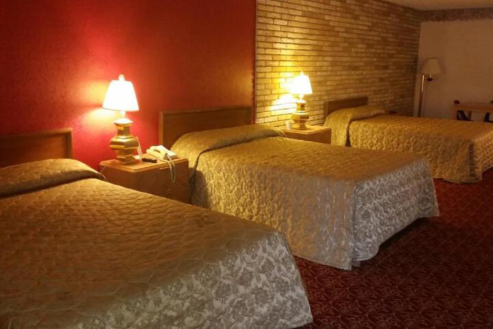 2 Queen Beds (5 of 9)