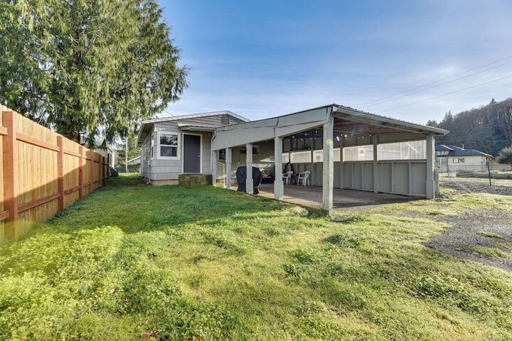 Pet-friendly Hoquiam Cottage w / River Access!