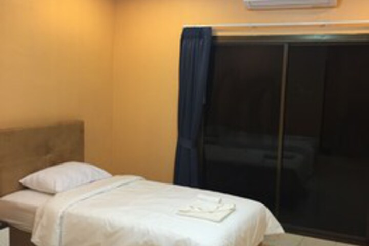 Room 12 of 16