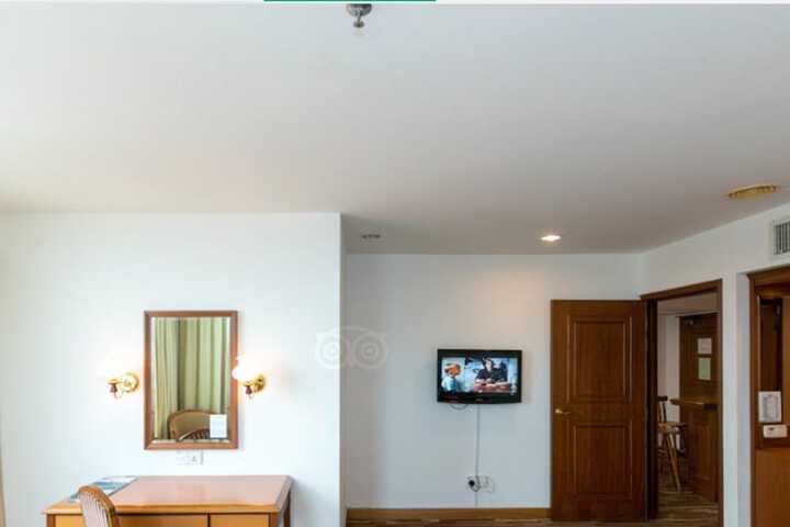 Room 25 of 38