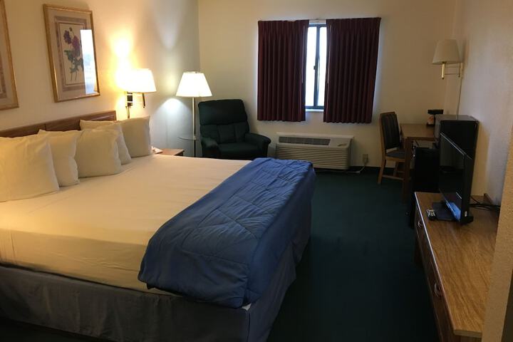 1 King Bed (10 of 11)