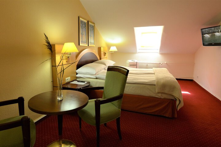 Room 8 of 38