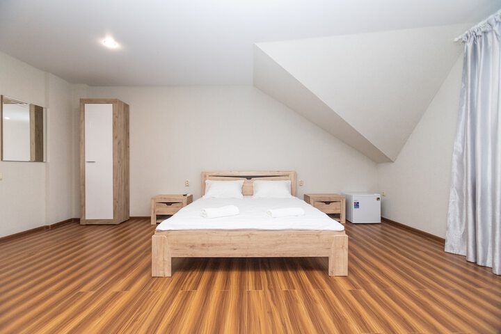Room 13 of 28
