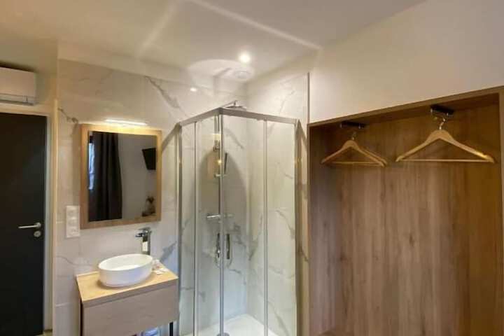 Room 3 of 16