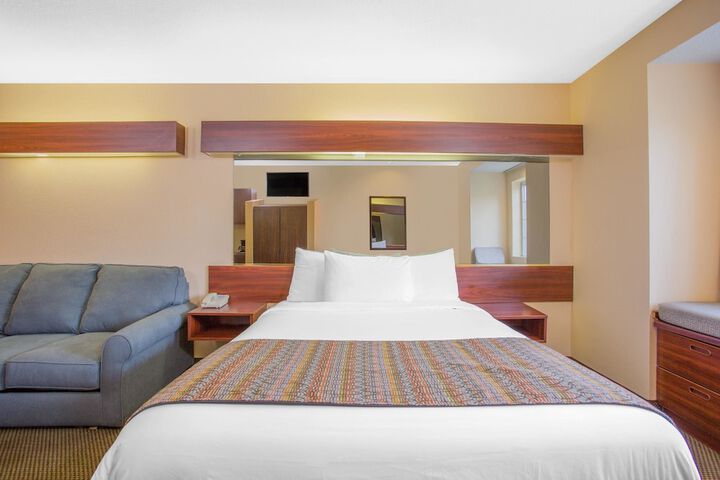 1 Queen Bed (14 of 20)