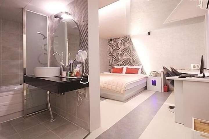 Room 27 of 59