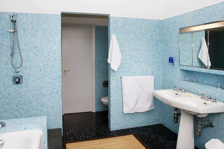 Room 15 of 38