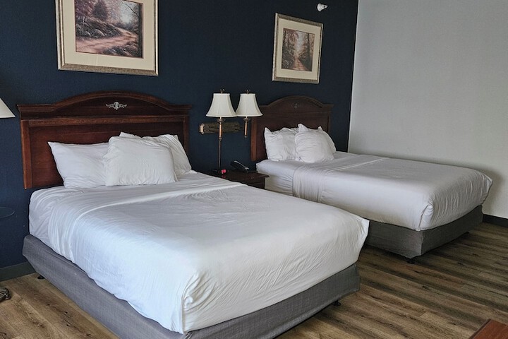2 Queen Beds Mobility Accessible Bathtub with Grab Bars (22 of 33)
