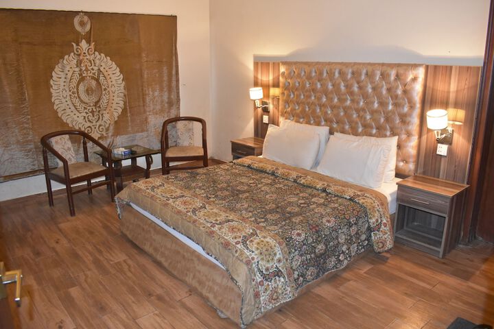 Room 8 of 16