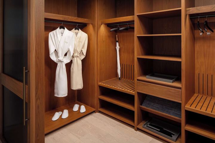 Room 26 of 243