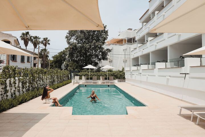 Hotel Pool
