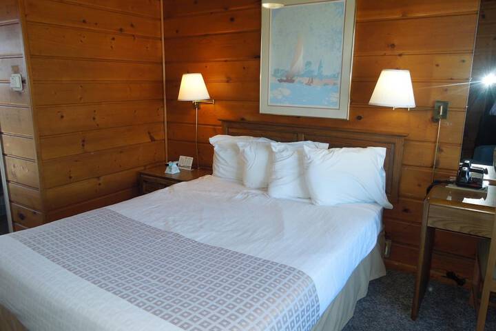 1 King Bed Waterfront (5 of 6)