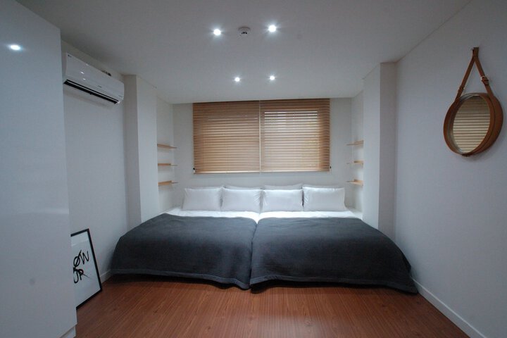 Room 16 of 76