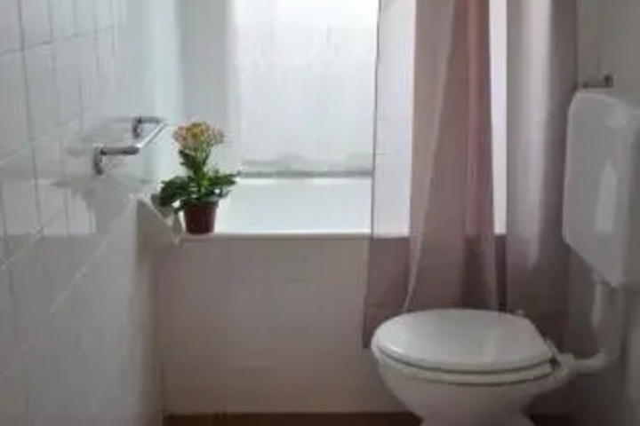 Room 4 of 8