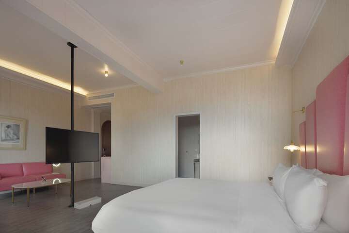Room 16 of 143