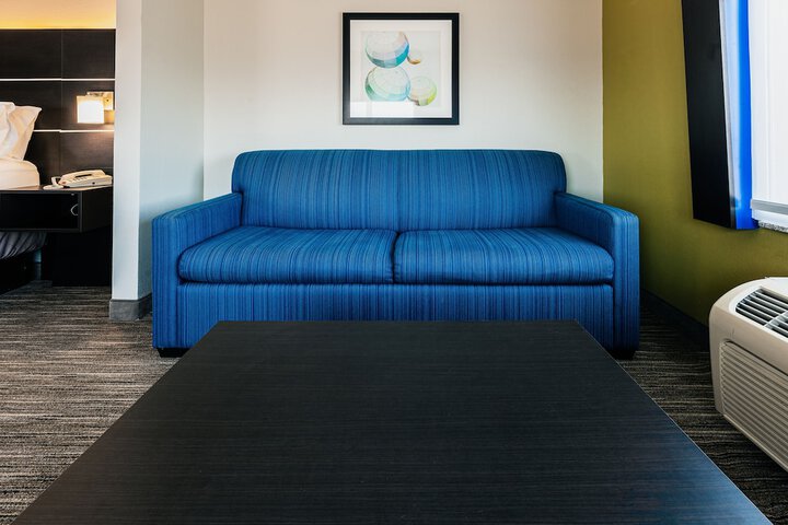 Suite 1 King Bed (3 of 6)