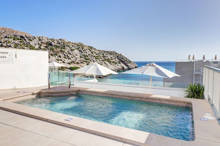 Hotel with Pool