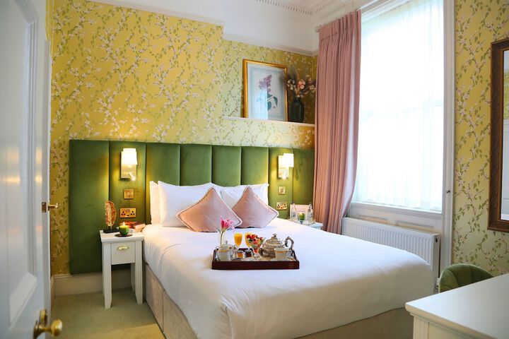 Room 17 of 60